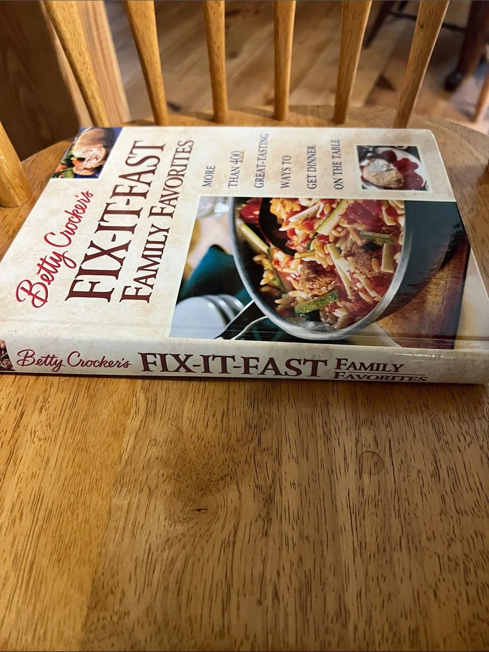 Betty Crocker Fix-It-Fast Family Favorites Cookbook - Cream and Red Cover